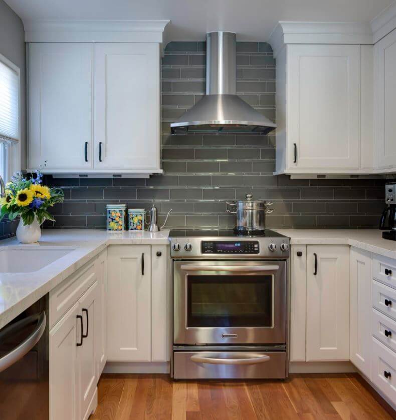 Dura Supreme Cabinetry with Under-Cabinet Power. Design by Barbara Bright Design, Photography by Andrew McKinney Photo