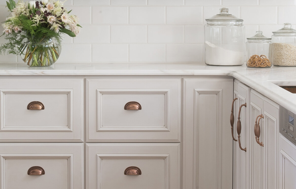 Accent And A Glaze Cabinet Finish, White Cabinets With Dark Glaze