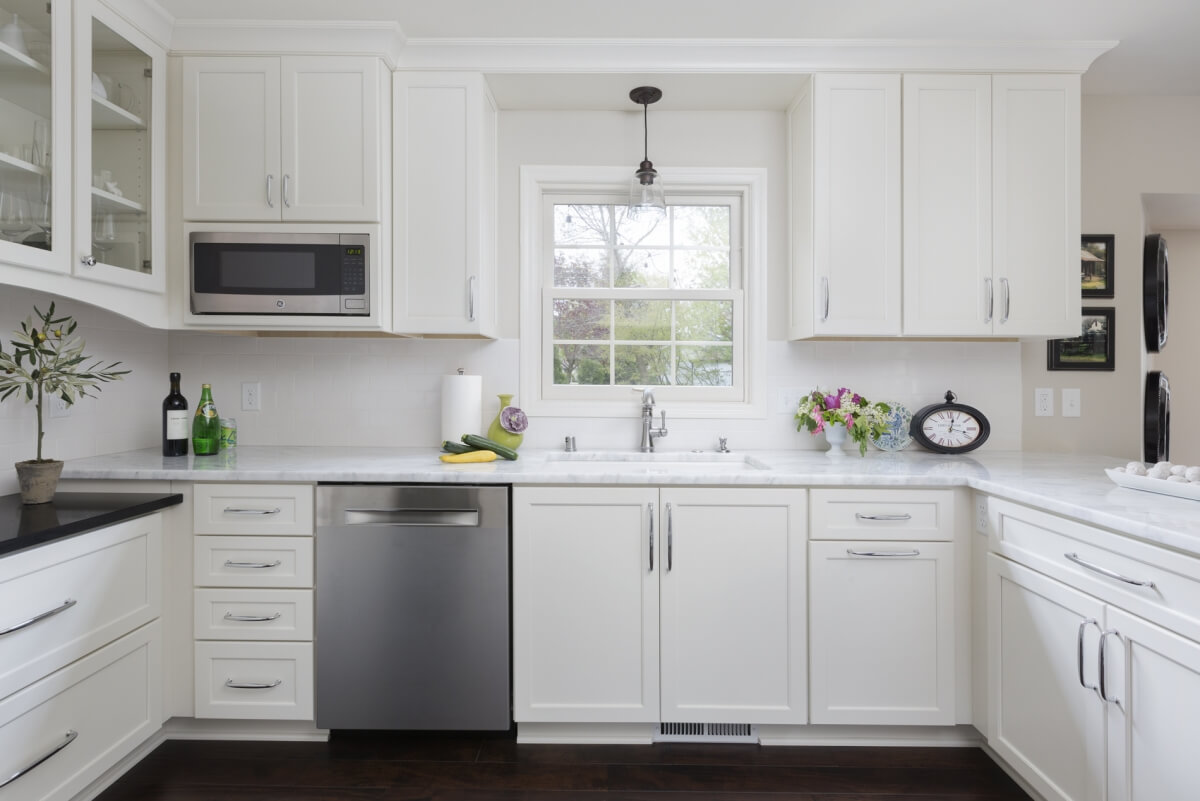 Kitchen design by Gwen Adair of Cabinet Supreme by Adair featuring Dura Supreme Cabinetry in a kitchen Clean-Up Zone. Kitchen photographed by Ryan Hainey.