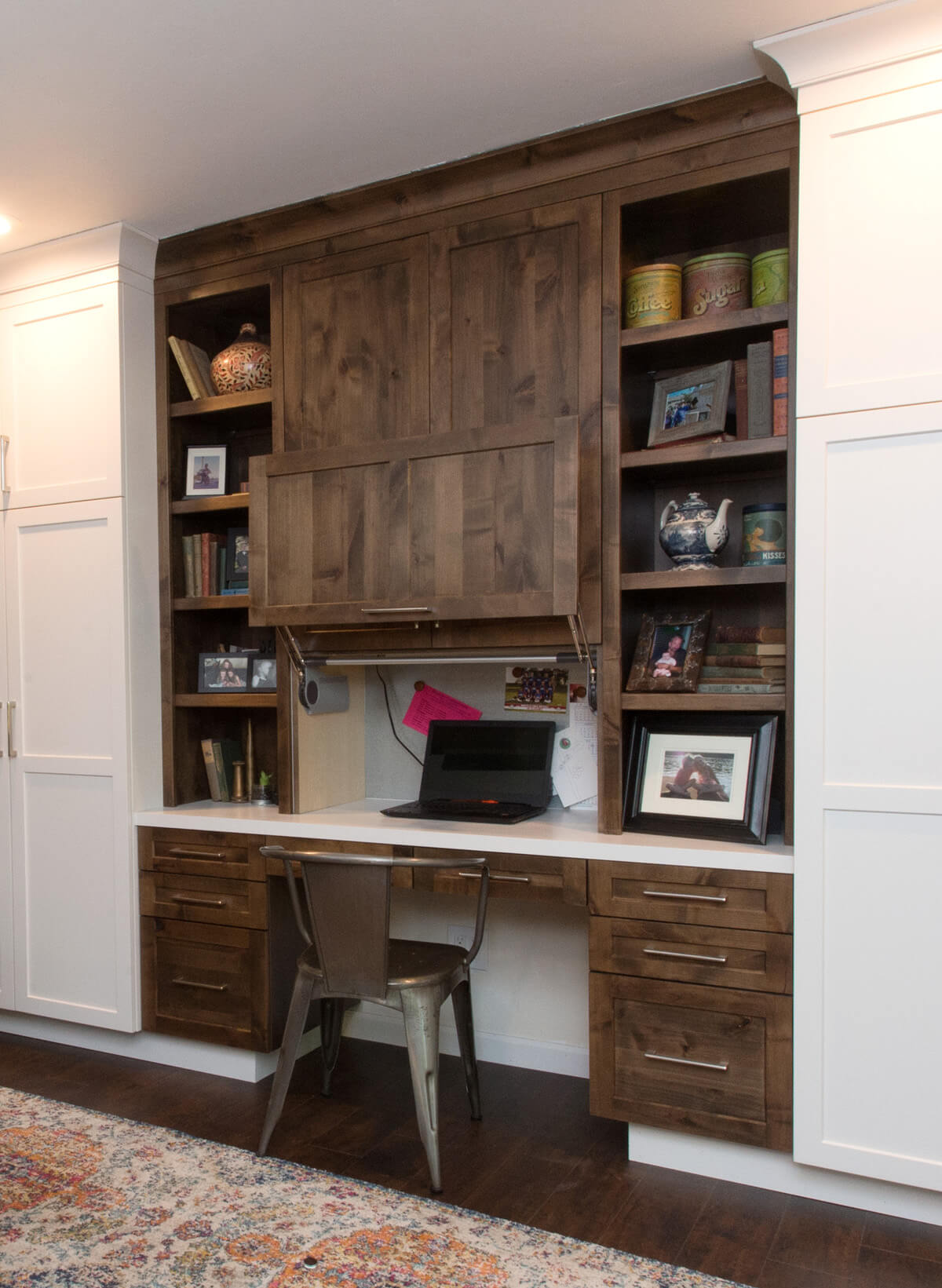 Dura Supreme Cabinetry kitchen and home office desk designed by Erin Havard of Modern Mountain Cabinetry & Co., California. Photography by Chantel Elder of Eleakis & Elder Photography.