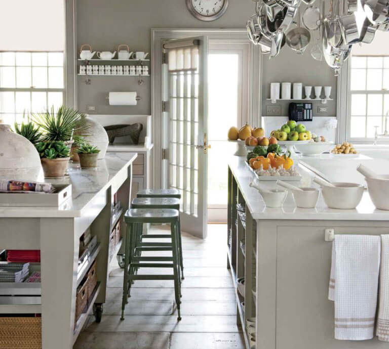 Trendy warm gray painted kitchen