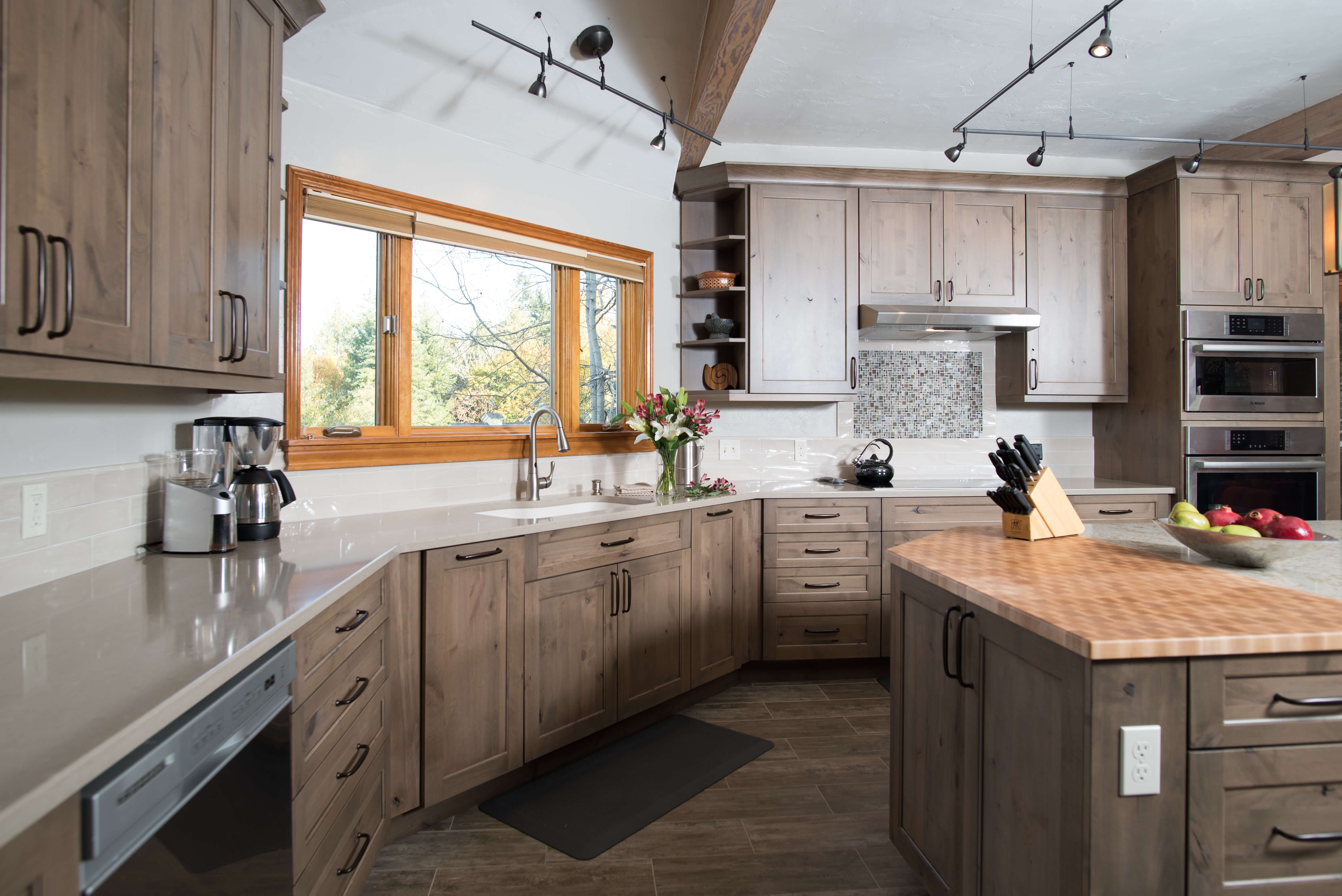 Dura Supreme's Highland door style in Knotty Alder with Cashew low sheen stain. Design by Molly McCabe – A Kitchen That Works, Seattle, WA