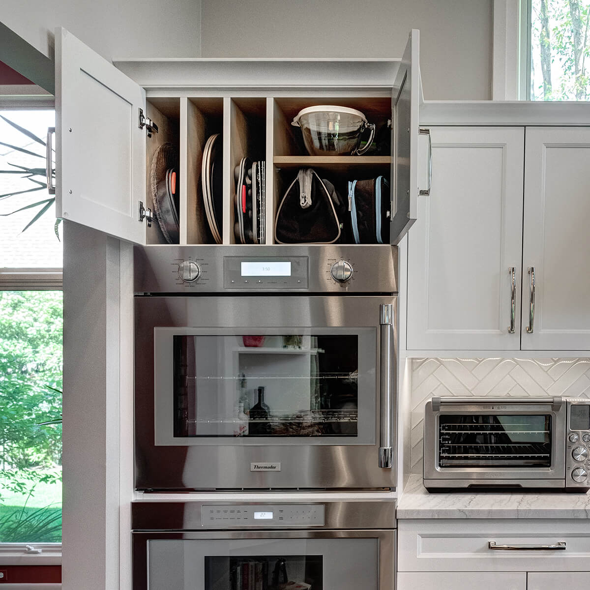 This kitchen features Dura Supreme's Meridien door style in 